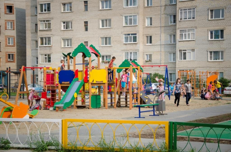 Лето – сезон школьных детских площадок