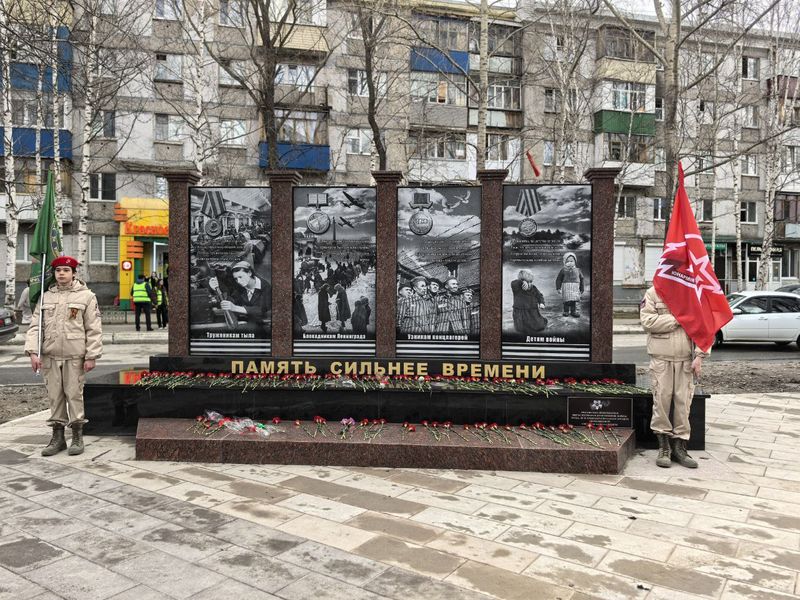 Сотрудники Нижневартовской поликлиники почтили память героев у нового монумента