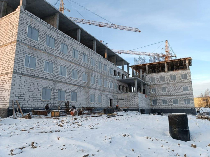 Поликлинику в Пойковском обещают сдать на год раньше