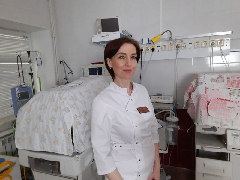 В отделении новорождённых БУ «Югорская городская больница» мамам помогают в организации грудного вскармливания 