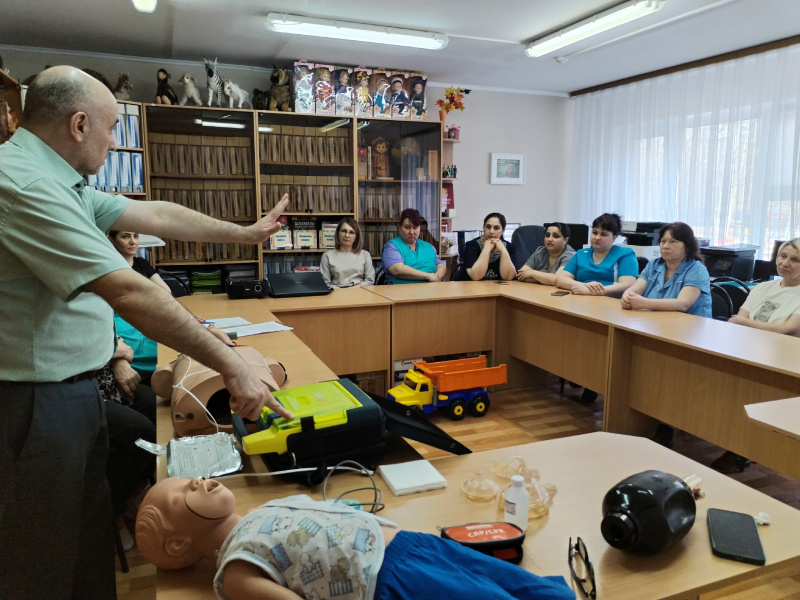 В детском саду прошел мастер-класс для помощников воспитателей по оказанию первой помощи «Сердечно - легочная реанимация»