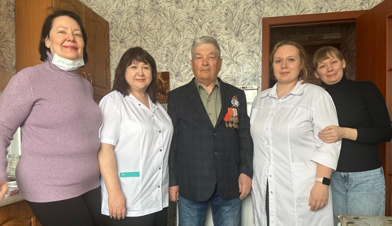 Врачи БУ «Покачевская городская больница» посетили ветеранов ВОВ