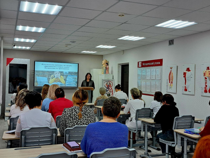 Психолог провела образовательную встречу для преподавателей