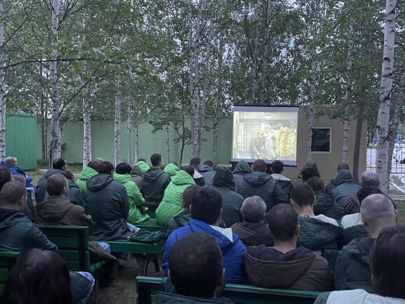 Для пациентов больницы в Нижневартовске организовали киновечер 