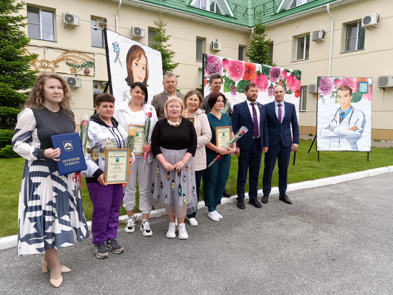 Главный врач больницы поздравила коллектив 