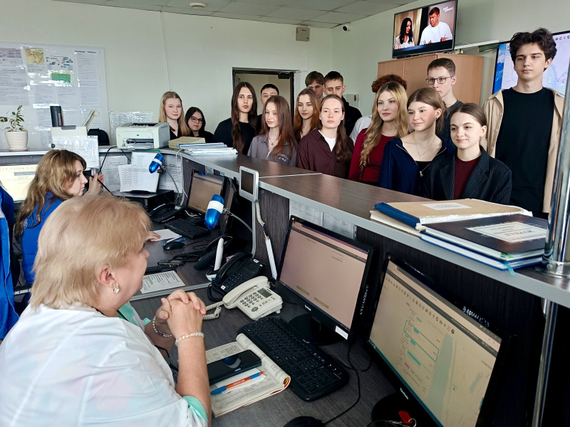 Профориентация в действии: школьники познакомились с работой скорой помощи  