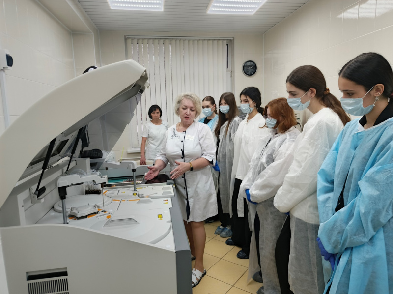 Школьники посетили клинико-диагностическую лабораторию городской больницы