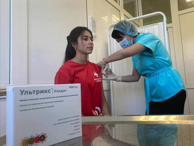 Волонтеры – медики Нягани в числе первых вакцинируются от гриппа  