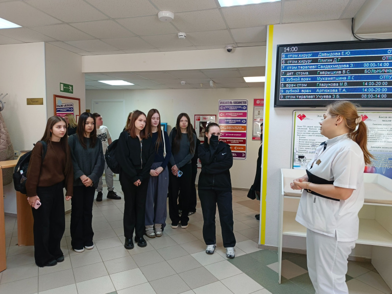 Профориентационные экскурсии провели для школьников в Лангепасской городской больнице