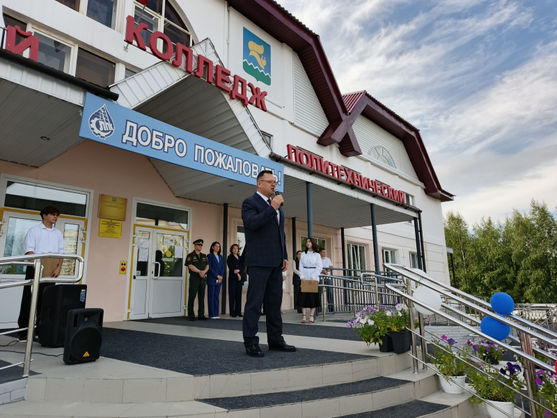 Главный врач поздравил студентов и преподавателей колледжа с Днем знаний