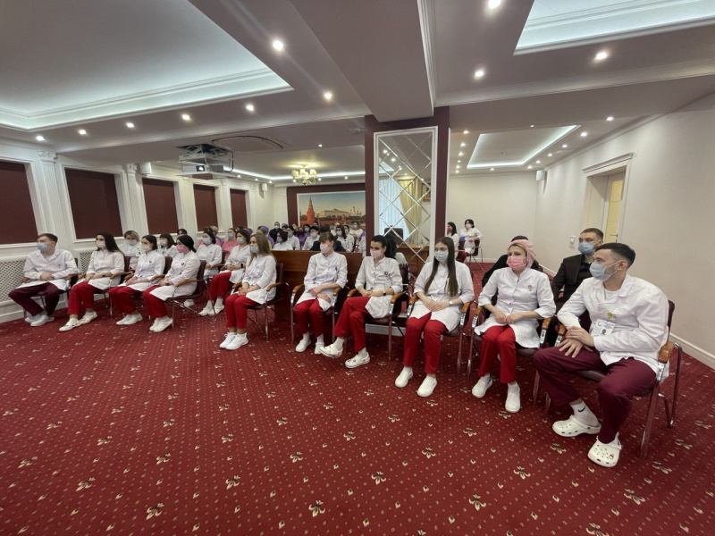 Правила делового этикета и общения с пациентами напомнили медицинским работникам больницы