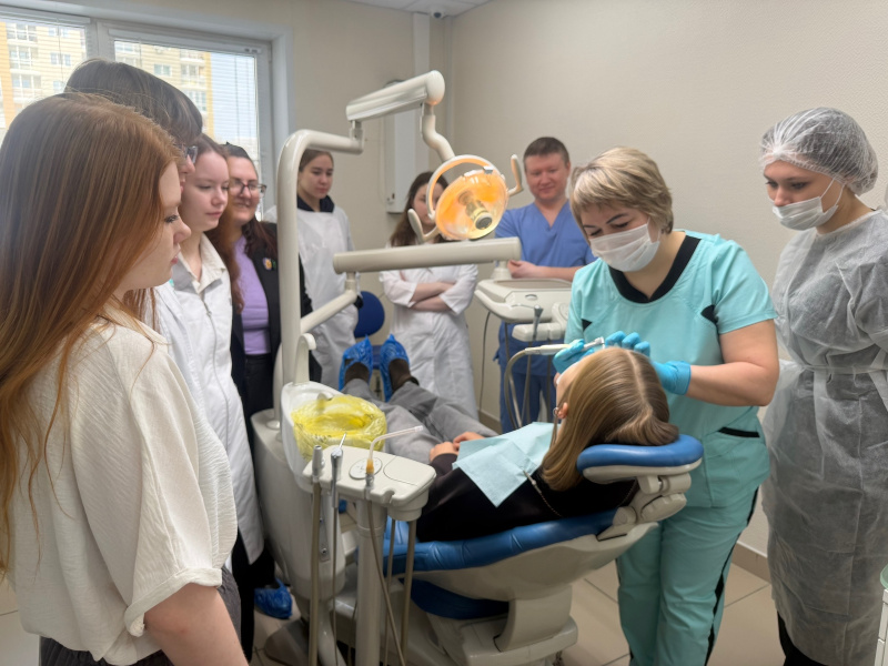 Няганская стоматология организовала день профориентации для учеников медицинского класса 
