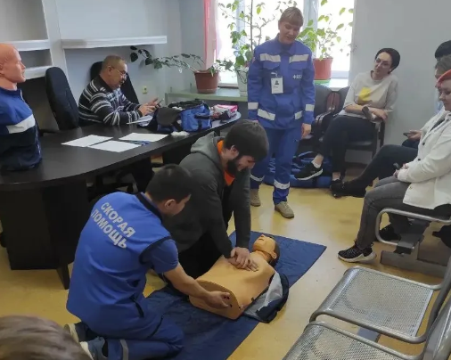 Обучение по оказанию первой помощи на производстве: важный шаг к безопасности сотрудников