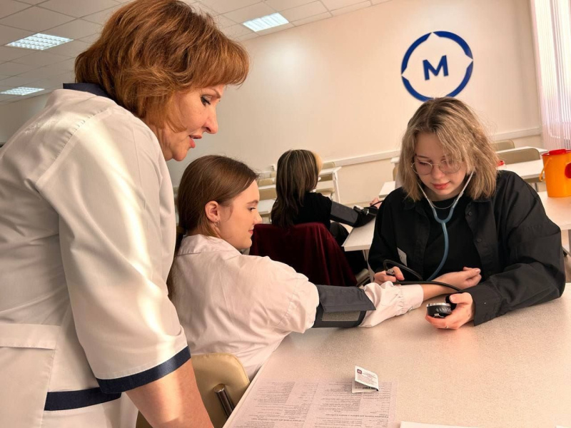 Фельдшер детской поликлиники научила школьников измерять давление механическим тонометром
