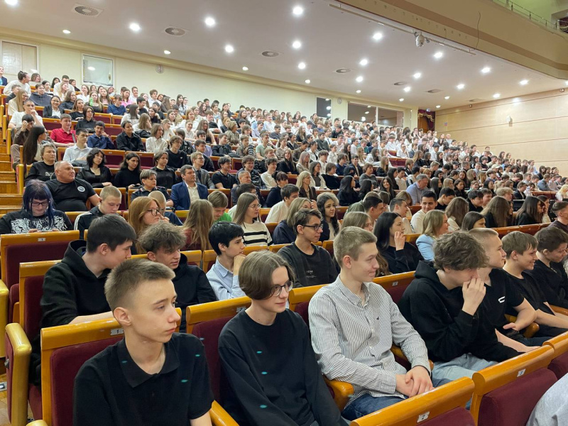 Представитель нижневартовской больницы встретился со школьниками во время кинолектория 
