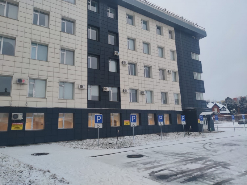 У поликлиники открыта новая автостоянка