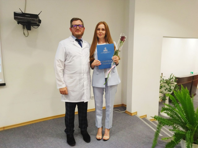 Сотрудники детской больницы организовали концерт, на котором пели и читали частушки
