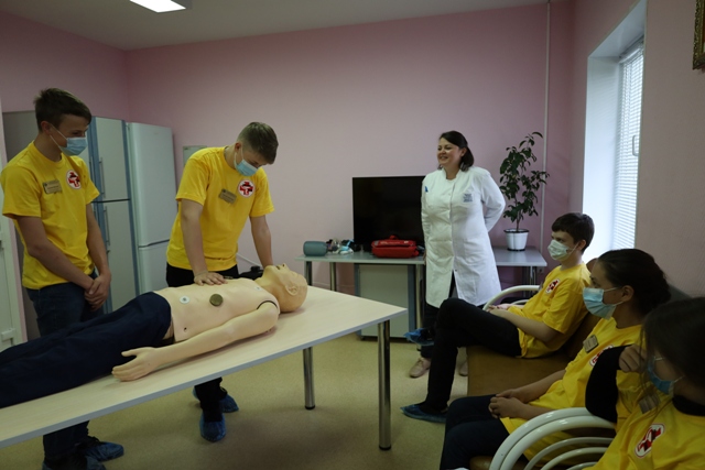 Медики больницы научили школьников, студентов и педагогов оказанию первой помощи Медики больницы научили школьников, студентов и педагогов оказанию первой помощи