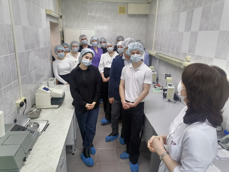 Экскурсия школьников в лабораторию городской больницы