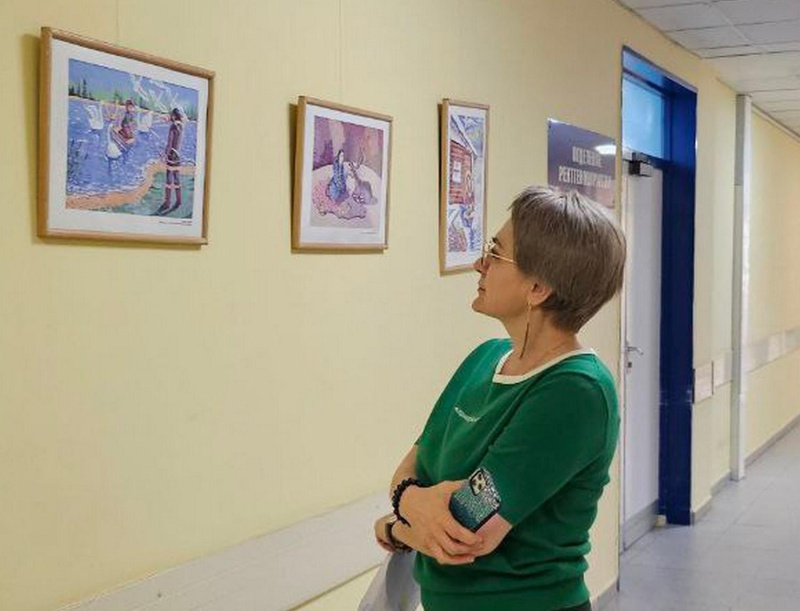 В Окружной клинической больнице Ханты-Мансийска открылась выставка детского творчества 