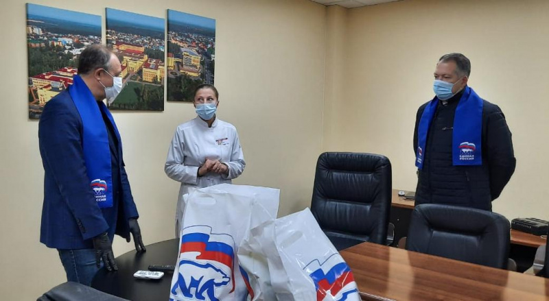Депутаты Думы города Ханты-Мансийска пришли в клинику с подарками Депутаты Думы города Ханты-Мансийска пришли в клинику с подарками