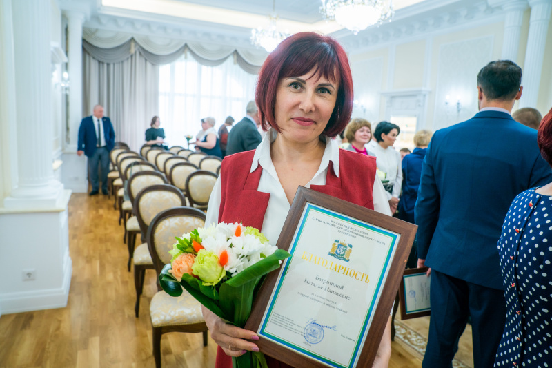 В честь Дня медицинского работника Наталья Комарова вручила награды сотрудникам сферы здравоохранения 