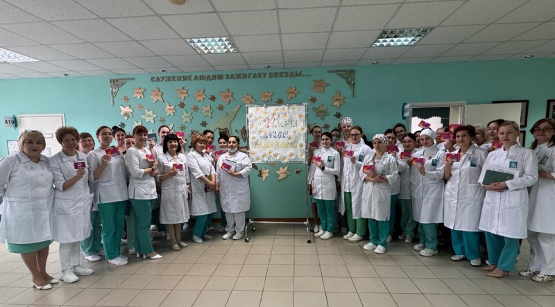 К Всемирному дню борьбы с туберкулезом вторую сургутскую поликлинику украсили белыми ромашками
