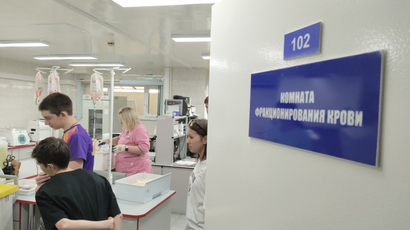 Служба крови города Ханты-Мансийска встречает школьников накануне Всемирного дня донора