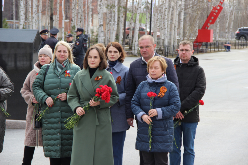 Сотрудники детской поликлиники Нижневартовска возложили цветы к памятнику погибшим в Великой Отечественной войне