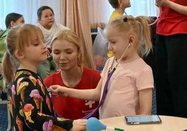 Студенты продемонстрировали навыки работы с фонендоскопом и научили детей простым методам измерения пульса