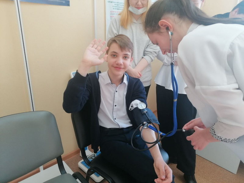 Лянторские школьники пробовали себя в роли врача