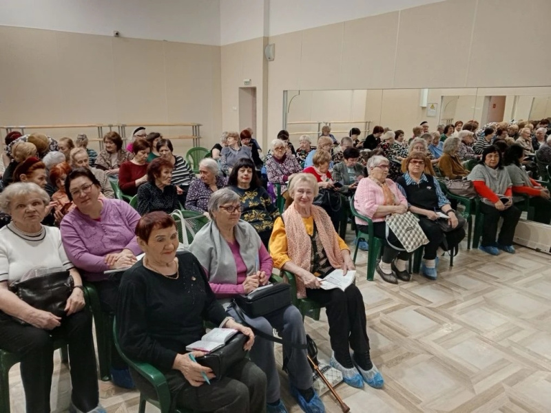 «Жить активно и безопасно»: в Нижневартовске врачи учат граждан серебряного возраста сохранять здоровье и избегать травм