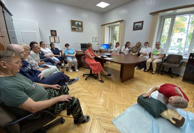 Сотрудники Службы крови повторили правила оказания первой помощи 