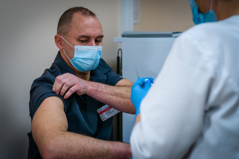 В окружной клинике Ханты-Мансийска продолжается вакцинация и ревакцинация от COVID-19