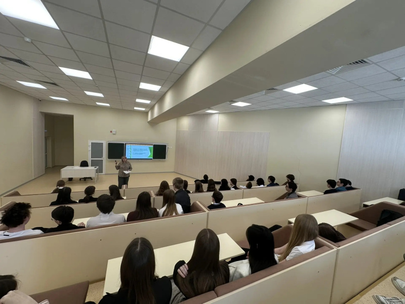 Старшеклассников учили противостоять манипуляциям и искать поддержку: урок психологической безопасности