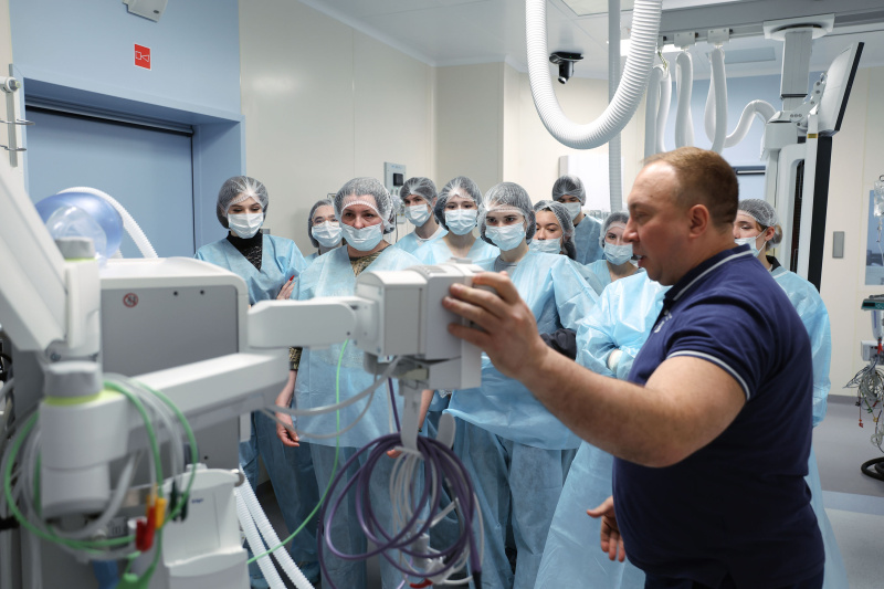 Ученики естественно-научного класса гимназии познакомились с работой окружной клиники