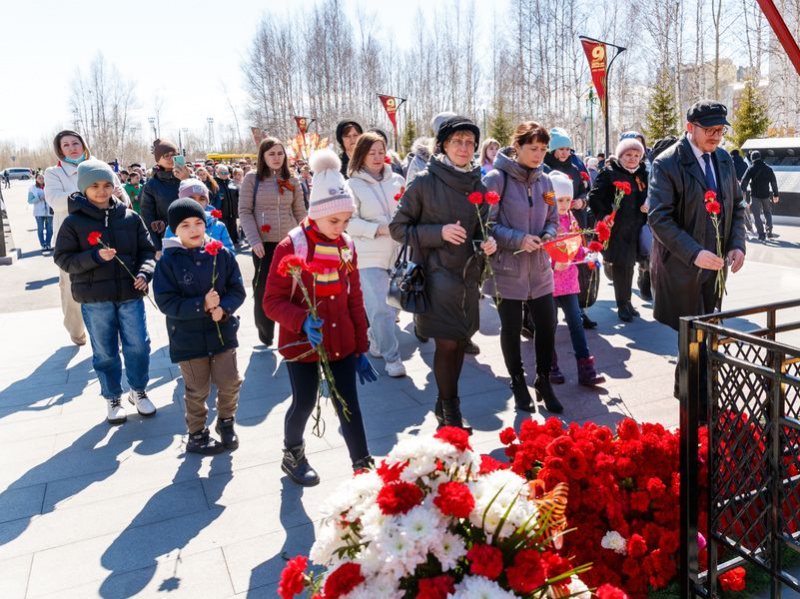 Коллектив детской больницы возложил цветы к Вечному огню