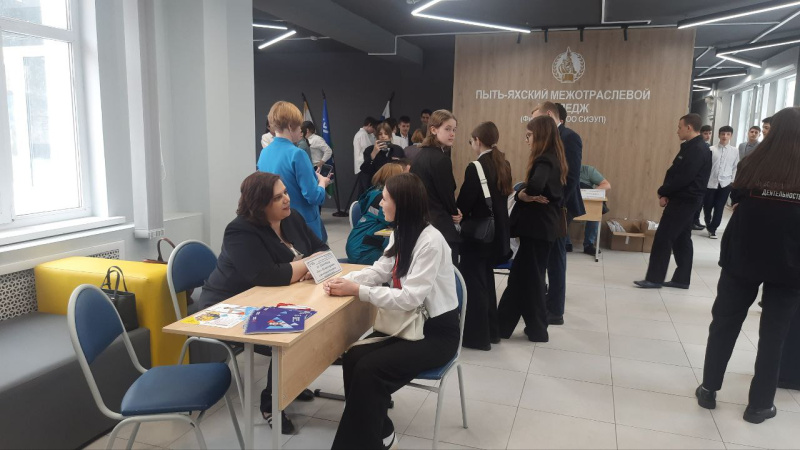 Медицинские работники Пыть-Яха приняли участие в городской ярмарке вакансий