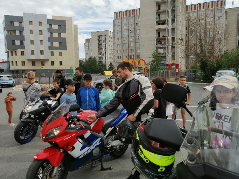 Крутые парни ездят в шлемах! Байкеры рассказали юным велосипедистам о важности защитной экипировки