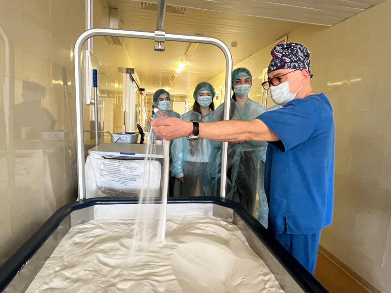 Профориентационную экскурсию для школьников провели в ожоговом центре Сургута 