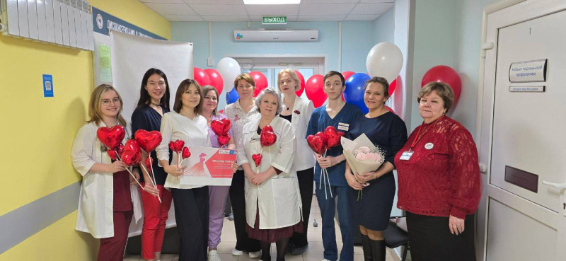 Акция "Красное платье" в Ханты-Мансийской районной больнице для семей участников СВО 