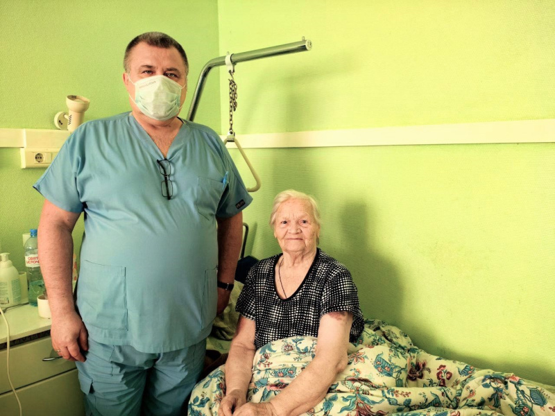 94-летняя ветеран Великой Отечественной войны получила перелом шейки бедра и была госпитализирована в больницу