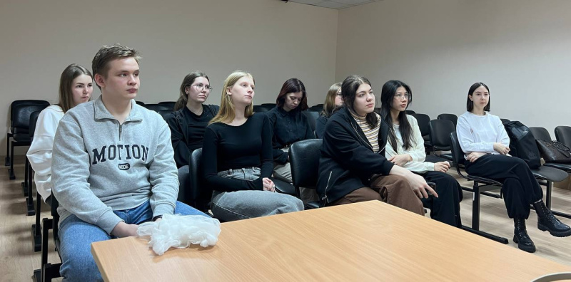 Чепчик, шапочка Гиппократа и туры бинта. Учащиеся мед. класса изучали основы десмургии 