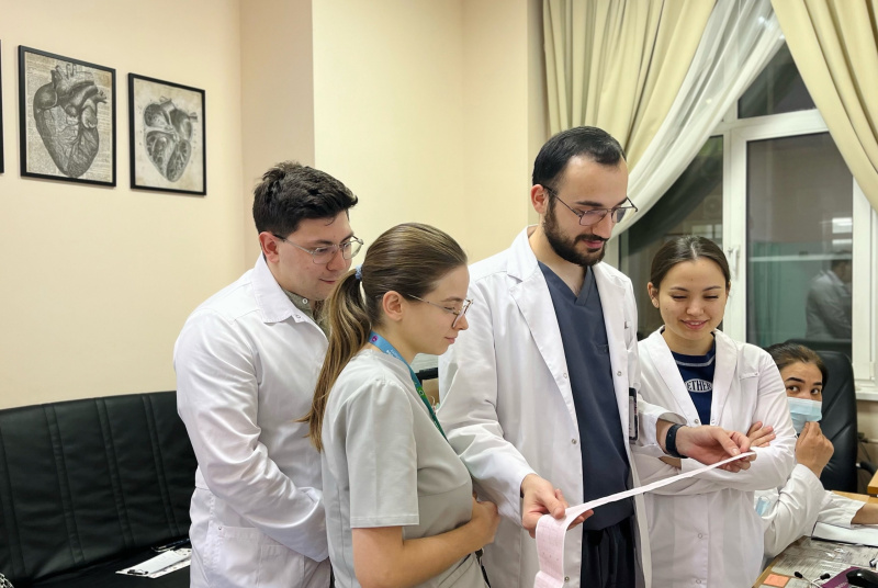 Врачи и фельдшеры станции скорой медицинской помощи Сургута проходят стажировку в кардиодиспансере