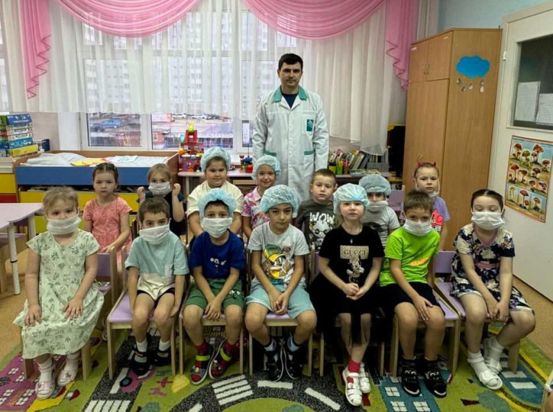 «День отца» в детском саду: встреча с папой-хирургом стала настоящим сюрпризом