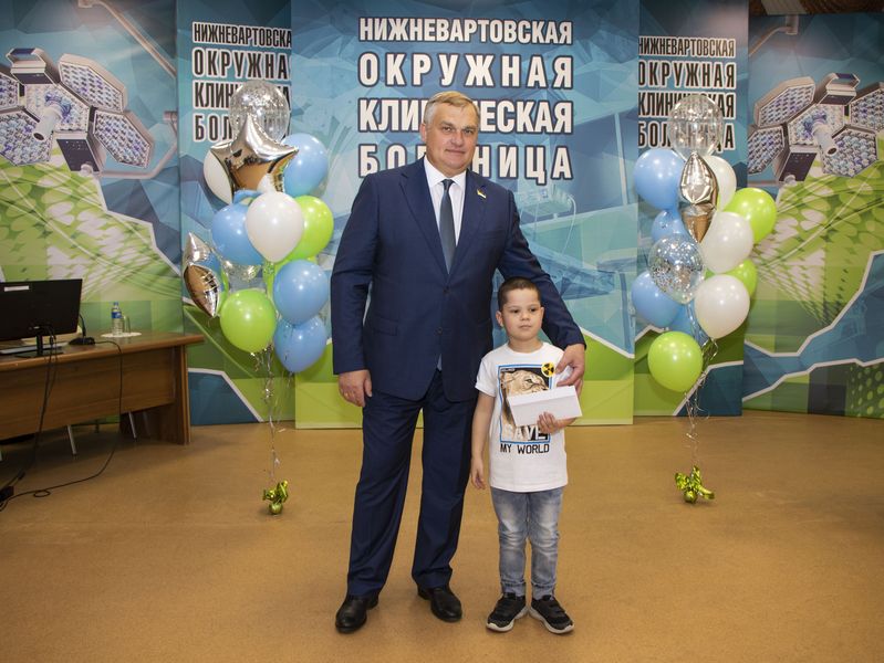В Нижневартовской ОКБ поздравили будущих первоклашек и выпускников школы