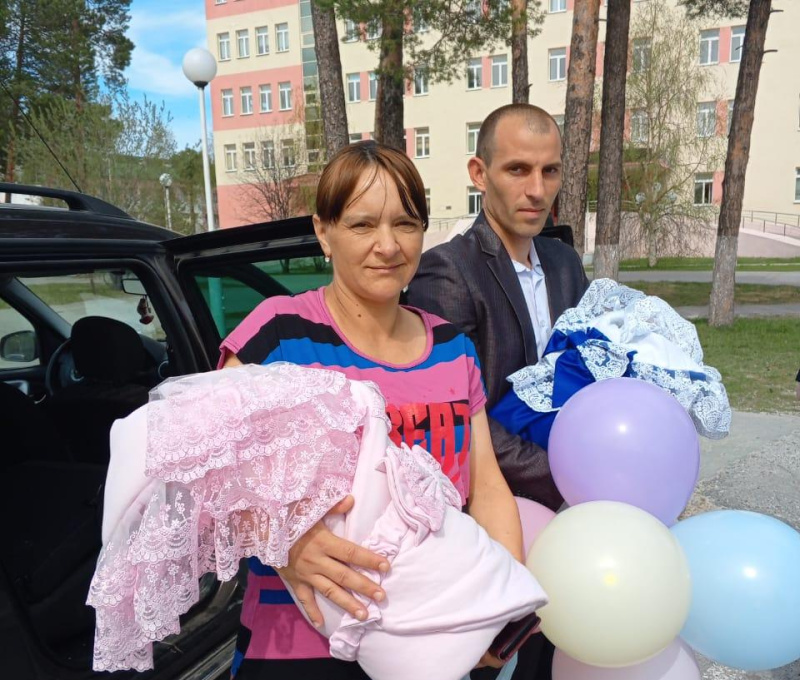 Первая двойня в этом году стала ярким событием для всего коллектива роддома Когалыма 
