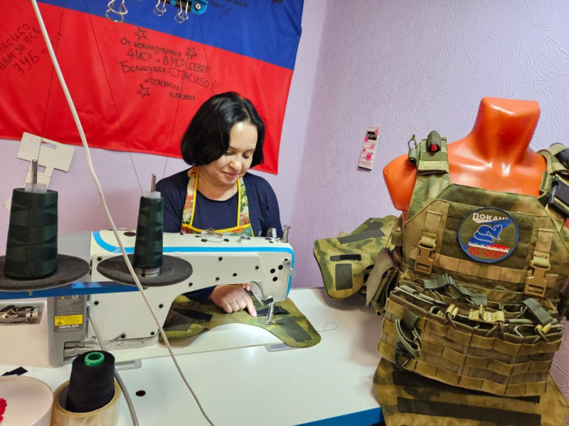 Покачёвский врач шьёт для бойцов спецоперации