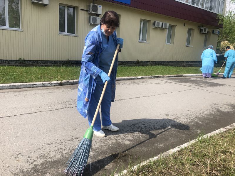 Порядок на территории лечебно-профилактического учреждения – на контроле 