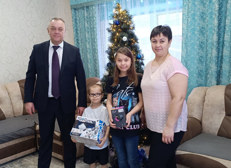 Главный врач БУ "Пионерская районная больница" принял участие в благотворительной акции "Ёлка желаний"